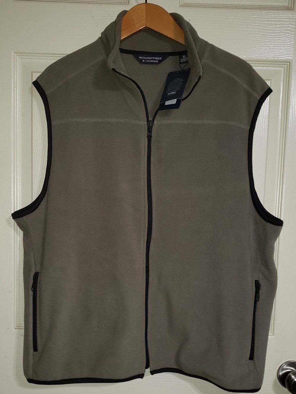 Roundtree & Yorke Men's Taupe Zip-Front Fleece Vest